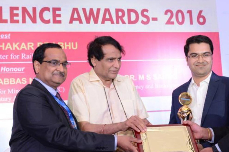 Abhay Bhutada receiving award for Emerging Tech Savvy NBFC & Best Start-up Profit Making NBFC” at the MSME Banking Excellence Awards -2016 at the hands of Suresh Prabhu, Minister of Railways