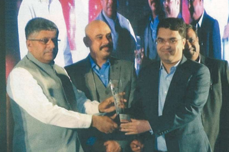 Abhay Bhutada receiving Fastest growing Digital Lending NBFC of India award at Digital India Summit 2017 at the hands of Ravi Shankar Prasad, Minister of Information Technology