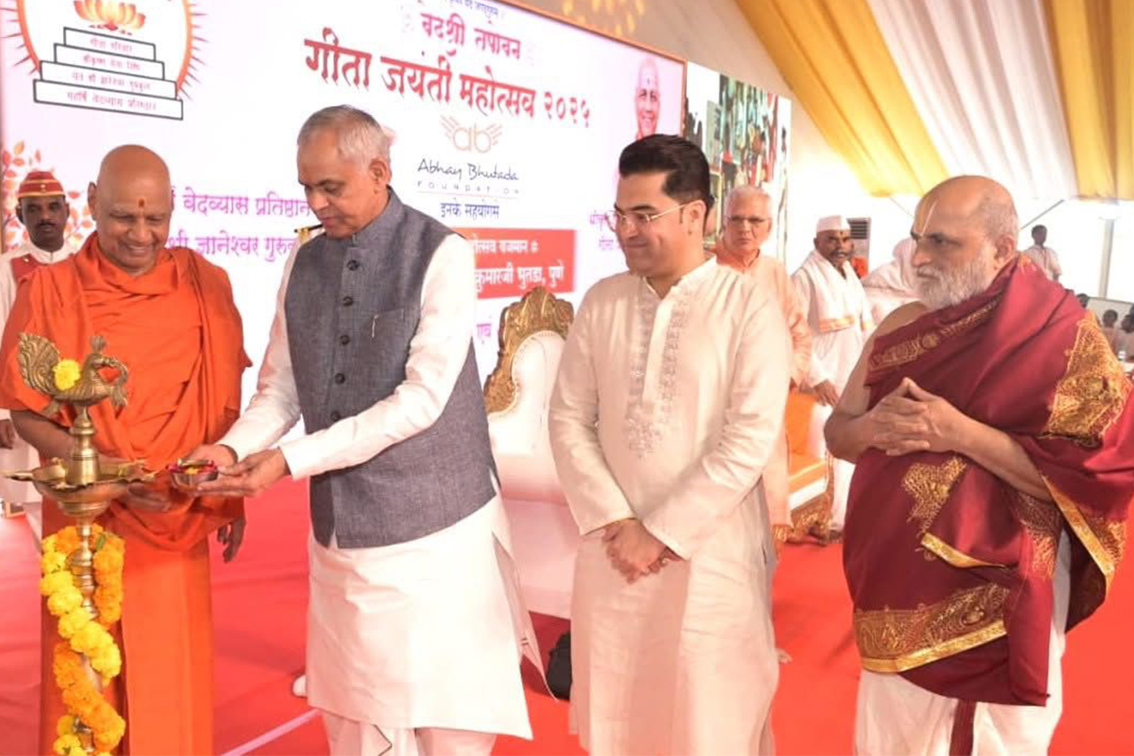 Abhay Bhutada with Acharya Devvrat in the presence of Swami Govind Dev Giri Maharaj and C.S. Rangarajan at Gita Jayant Mahotsav in Alandi.