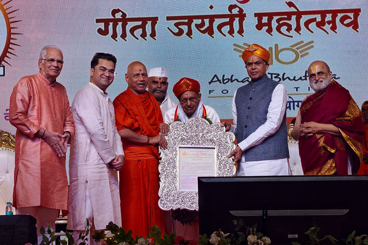 Abhay Bhutada, Swami Govind Dev Giri Maharaj, Acharya Devvrat, and other dignitaries honouring H.B.P. ShantiBrahma Shri Maruti Baba Kurhekar with Sant Dnyaneshwar Award.