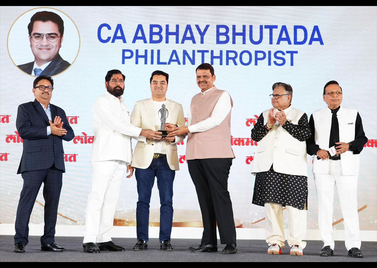 CA Abhay Bhutada, Chairman of the Abhay Bhutada Foundation and TAB Global Ventures, received the Philanthropist of the Year Award 2026 from Devendra Fadnavis and Eknath Shinde, in the presence of Rajendra Darda and Vijay Darda
